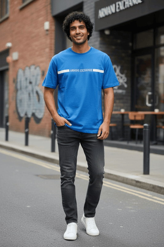 Camiseta Armani azul con logo Armani Exchange, estilo juvenil y moderno, ideal para outfits urbanos de lujo. Prenda premium de moda masculina.