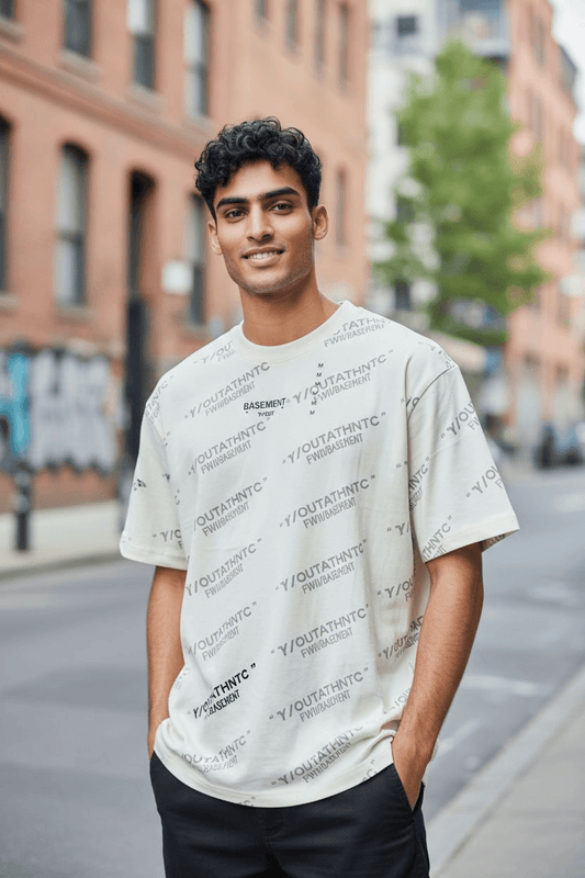 Camisa blanca Y/out con estampado repetido Y/OUTAUTHNTC, estilo urbano y moderno, ideal para outfits casuales de verano en ciudad.