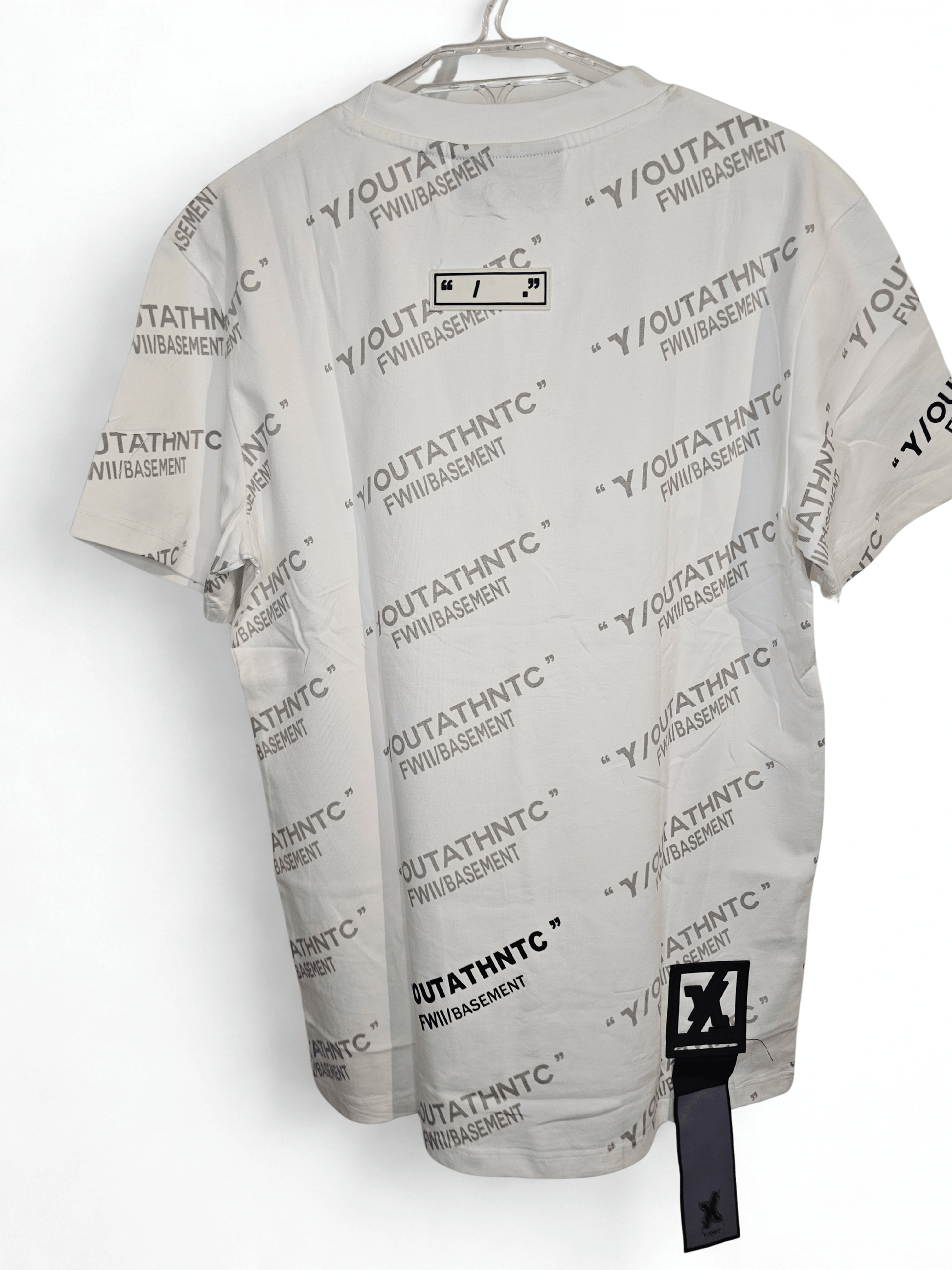 Camisa blanca Y/out con estampado repetitivo de logotipos Y/OUTATHNTC y FWI/BASEMENT en toda la prenda. Diseño urbano ideal para looks casuales.