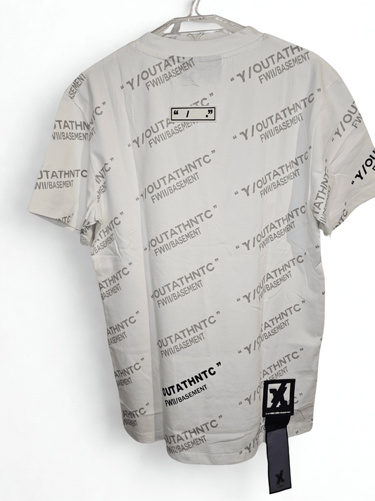 Camisa blanca Y/out con estampado repetitivo de logotipos Y/OUTATHNTC y FWI/BASEMENT en toda la prenda. Diseño urbano ideal para looks casuales.