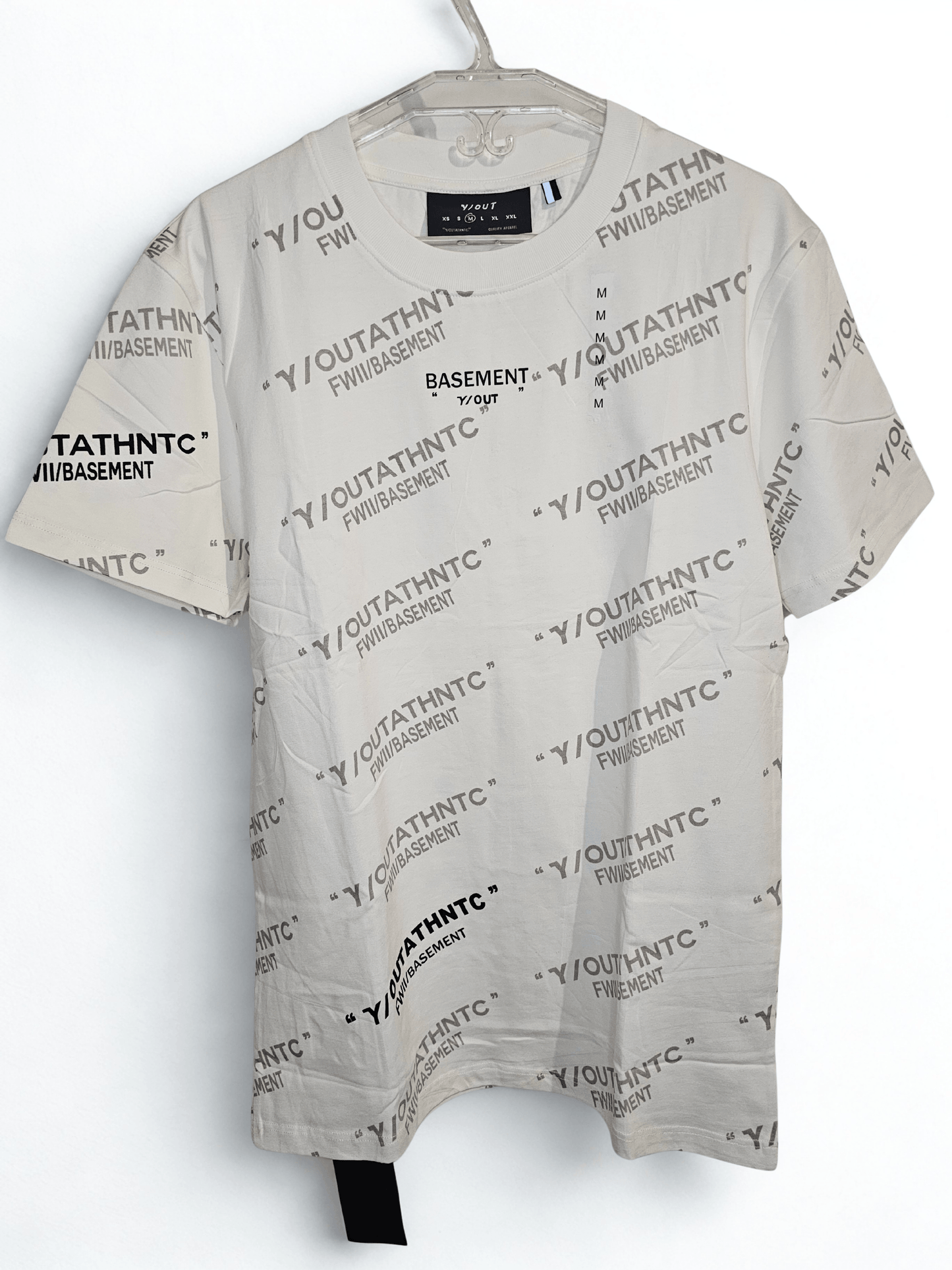 Camisa blanca Y/out con estampado repetitivo de logotipos en negro, estilo urbano y moderno. Ideal para outfits casuales y cómodos.