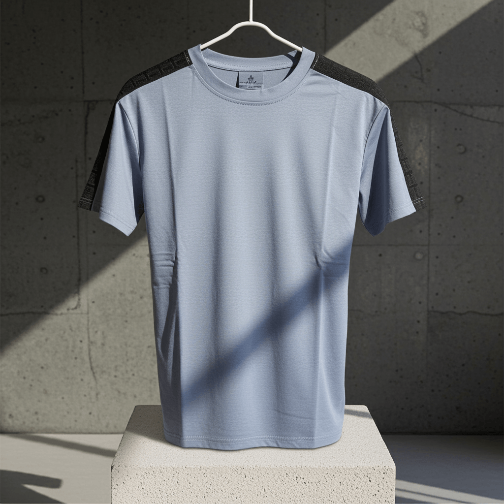 Camiseta Hugo Boss gris claro colgada, con detalles negros en los hombros, ideal para un look casual y elegante. Diseño moderno y minimalista.