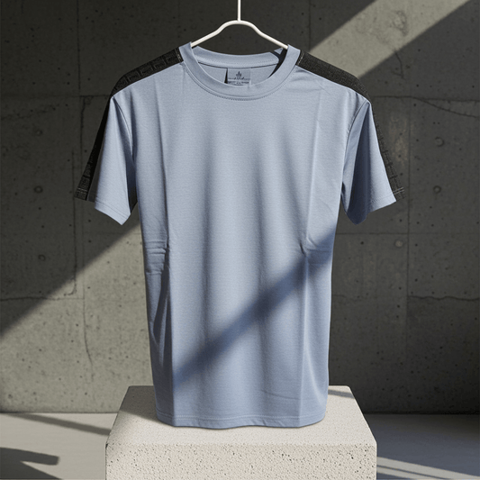 Camiseta Hugo Boss gris claro colgada, con detalles negros en los hombros, ideal para un look casual y elegante. Diseño moderno y minimalista.